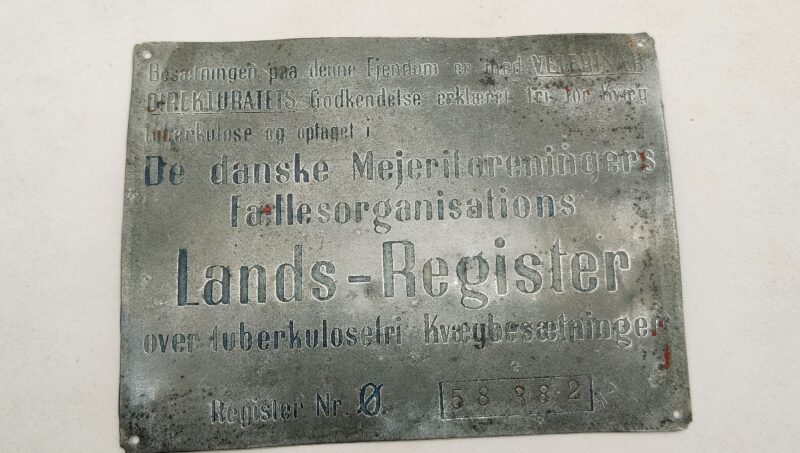 De danske Mejeriforningers Fællesorganisations Lands-Register over tuberkulosefri Kvægbesætning - Blikskilt