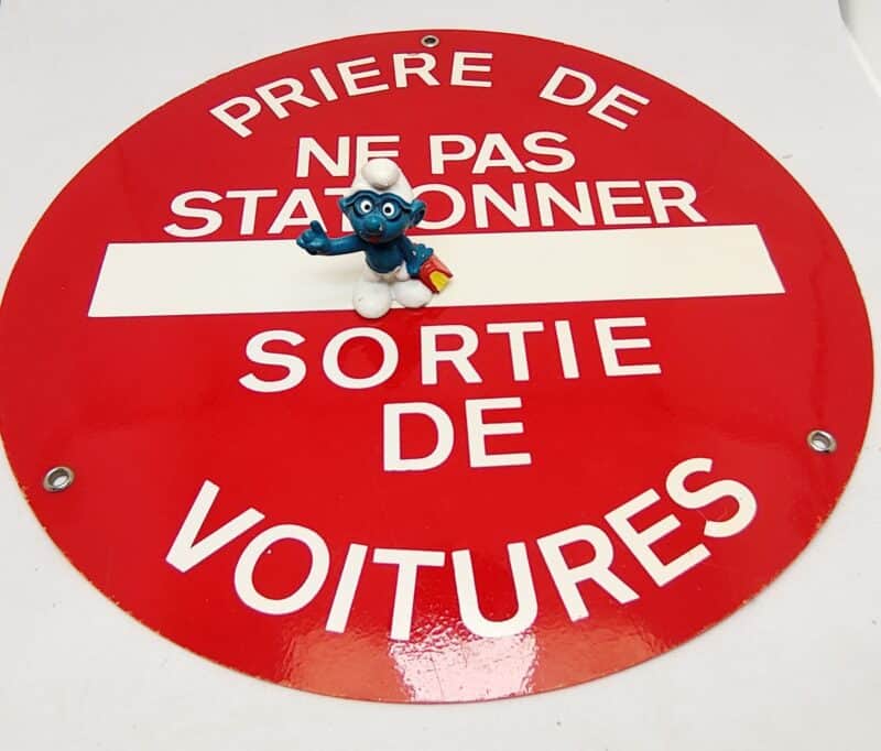 Fransk parkeringsskilt. Priere de ne pas stationner. Sortie de Voitures