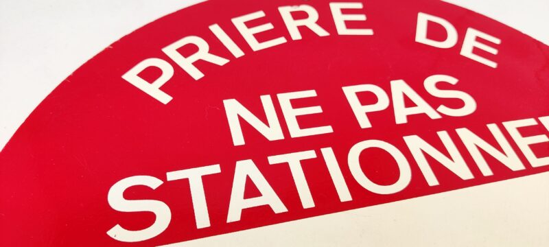 Fransk parkeringsskilt. Priere de ne pas stationner. Sortie de Voitures