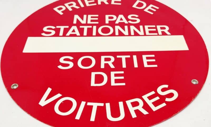 Fransk parkeringsskilt. Priere de ne pas stationner. Sortie de Voitures