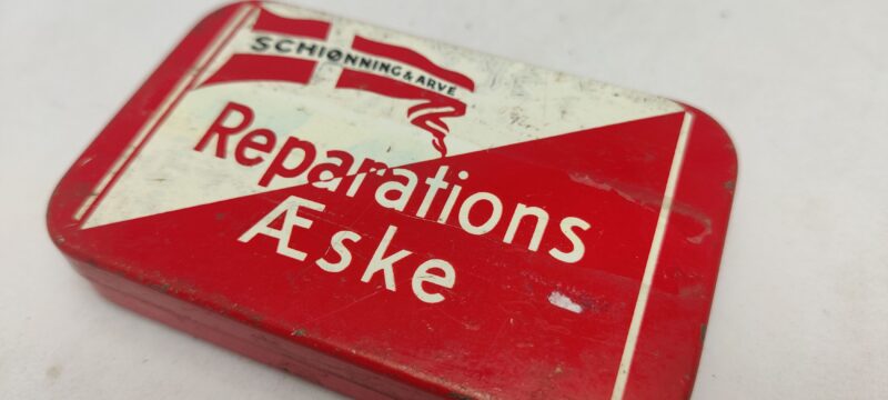 Schiønning & Arve lappgrej. Reparations Æske. Danmark. Blikdåse