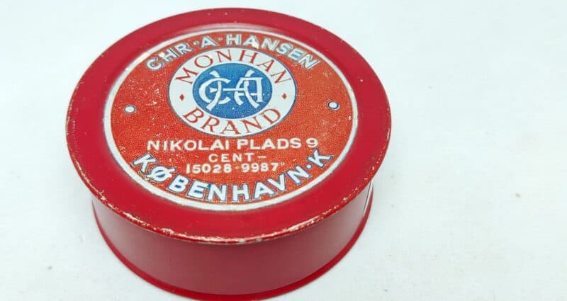 Chr. A. Hansen. København. Nikolai Plads 9. Cent 9987 Monhan Brand. Blikdåse
