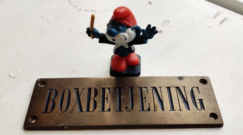 Boxbetjening. Messingskilt