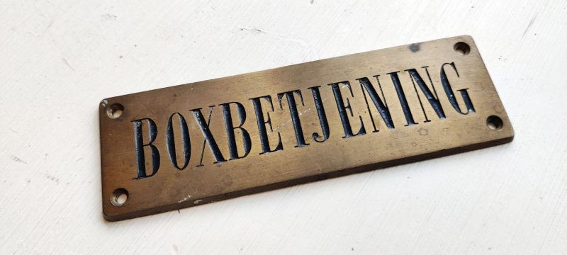 Boxbetjening. Messingskilt