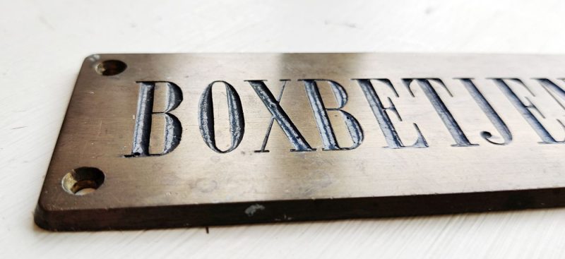 Boxbetjening. Messingskilt