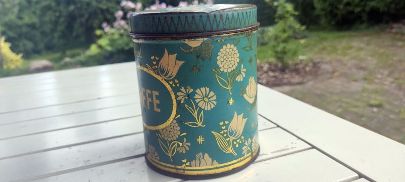 Kaffedåse blå med KAFFE på fronten