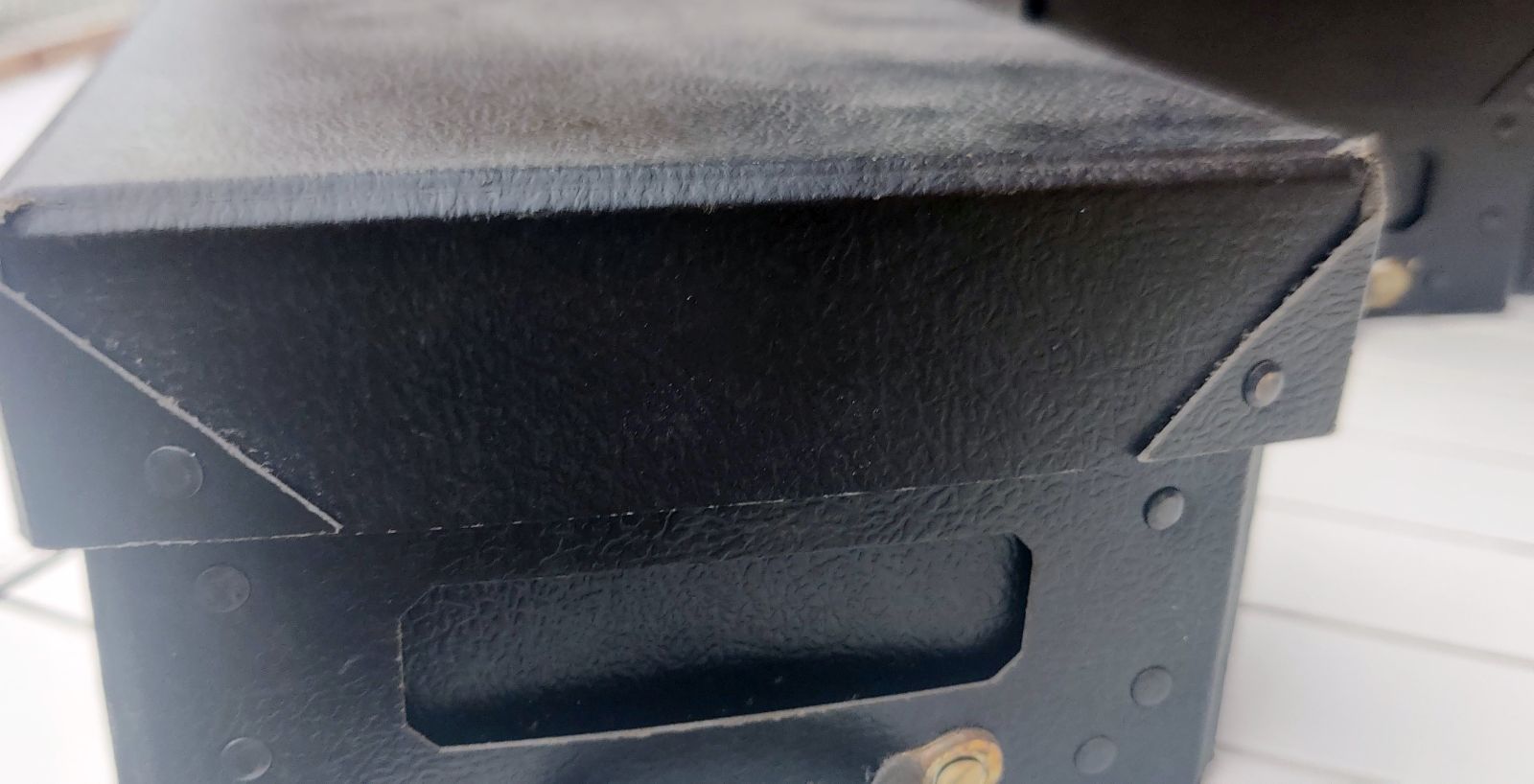 Arkivkasse. Sort med formesset jernhåndtag