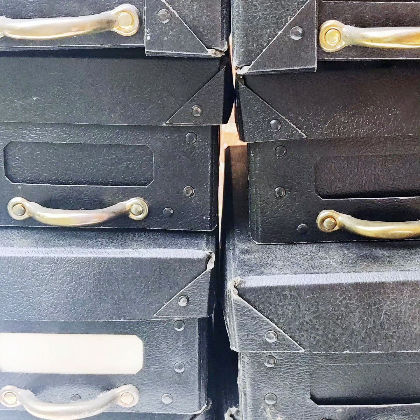 Arkivkasse. Sort med formesset jernhåndtag