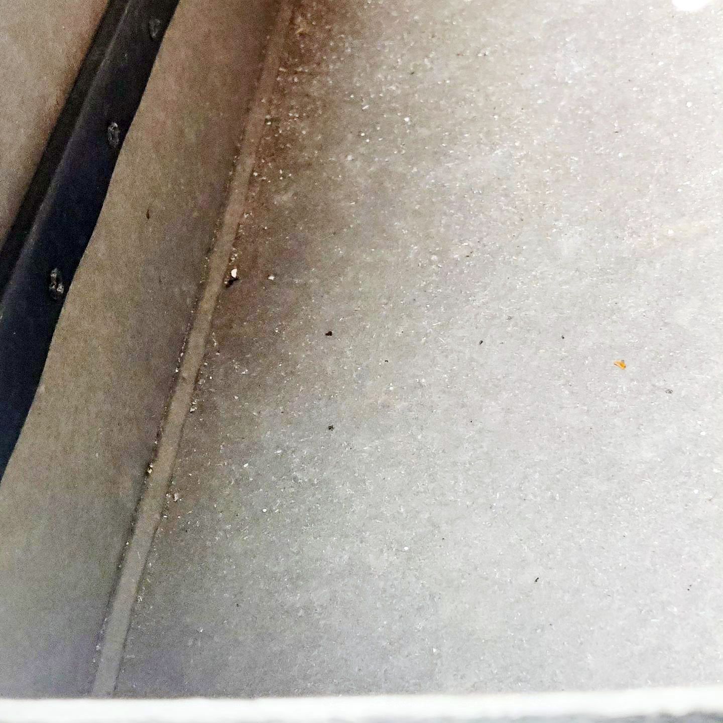 Arkivkasse. Sort med formesset jernhåndtag