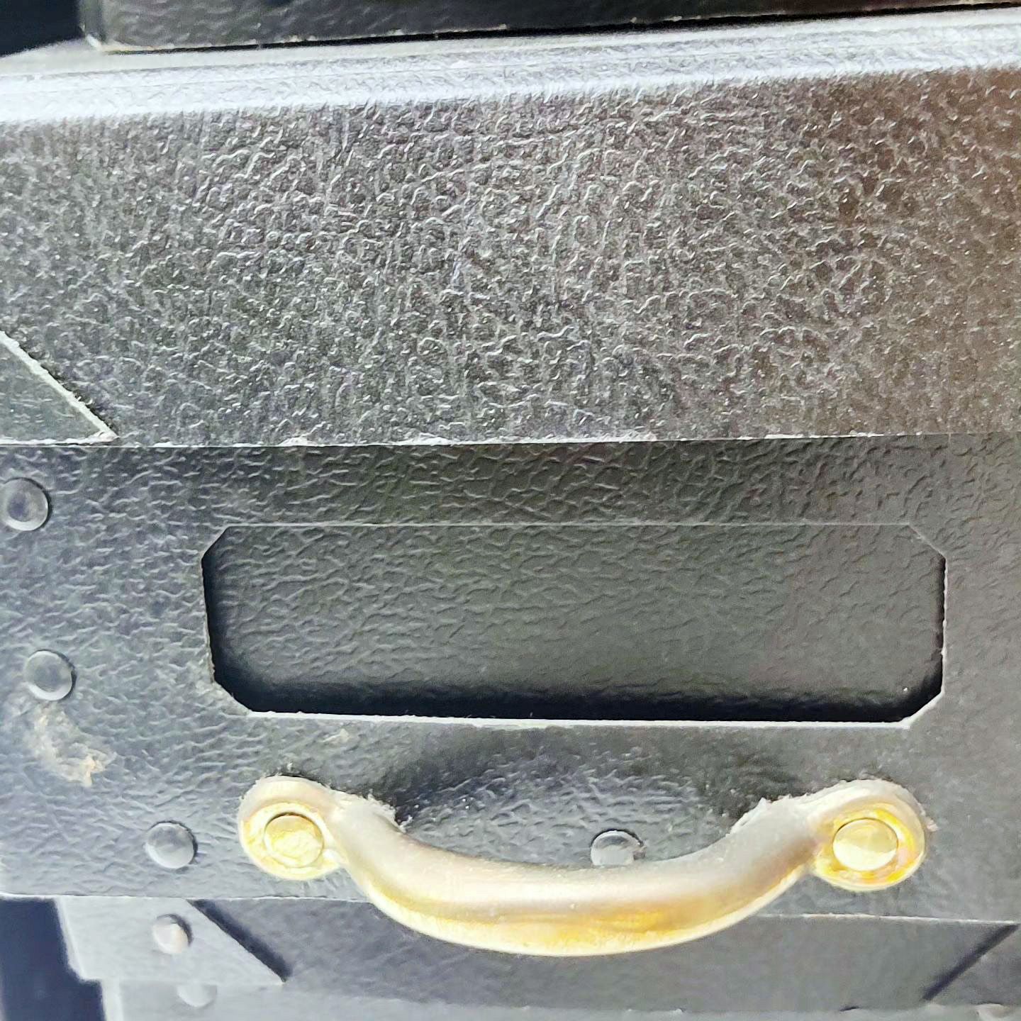 Arkivkasse. Sort med formesset jernhåndtag