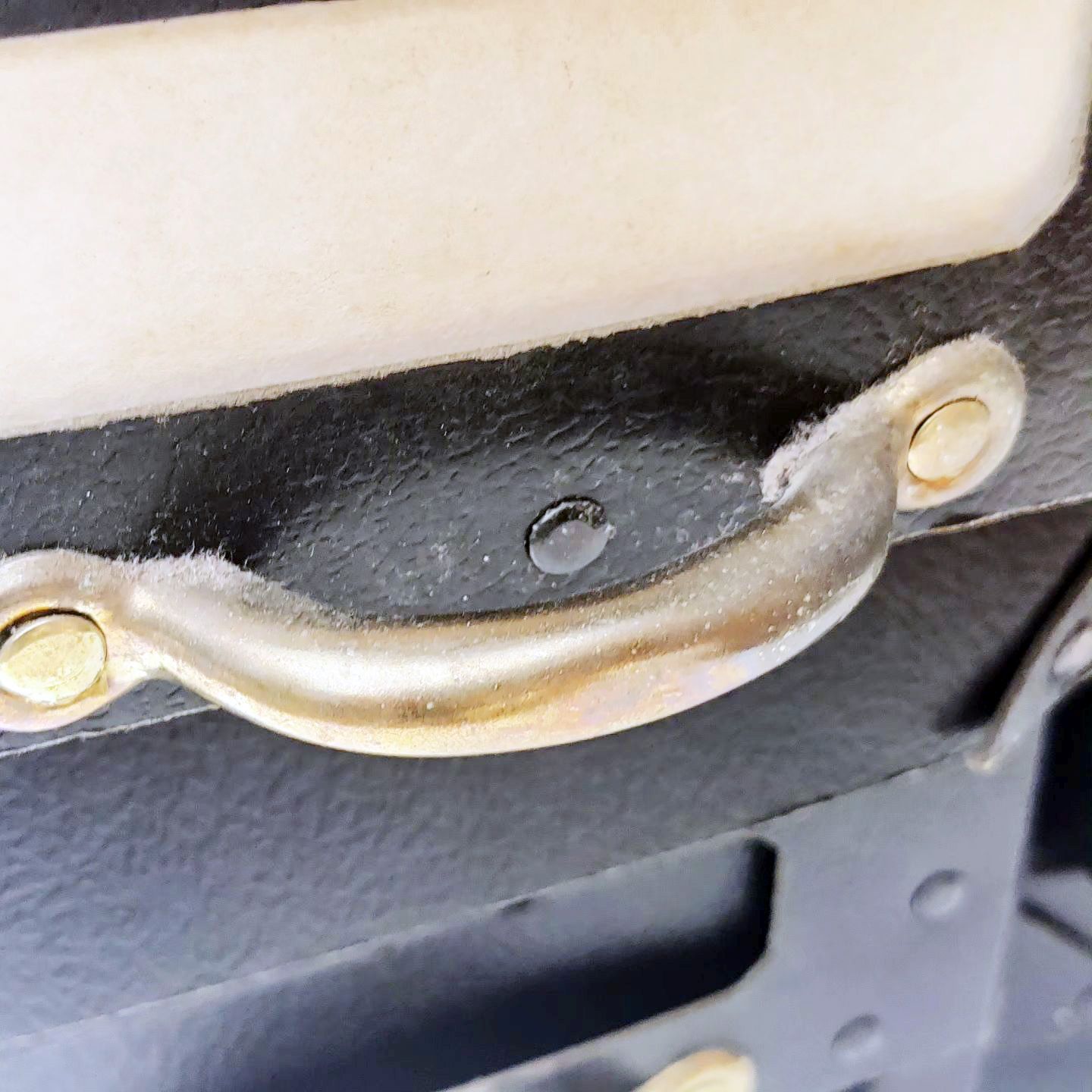 Arkivkasse. Sort med formesset jernhåndtag