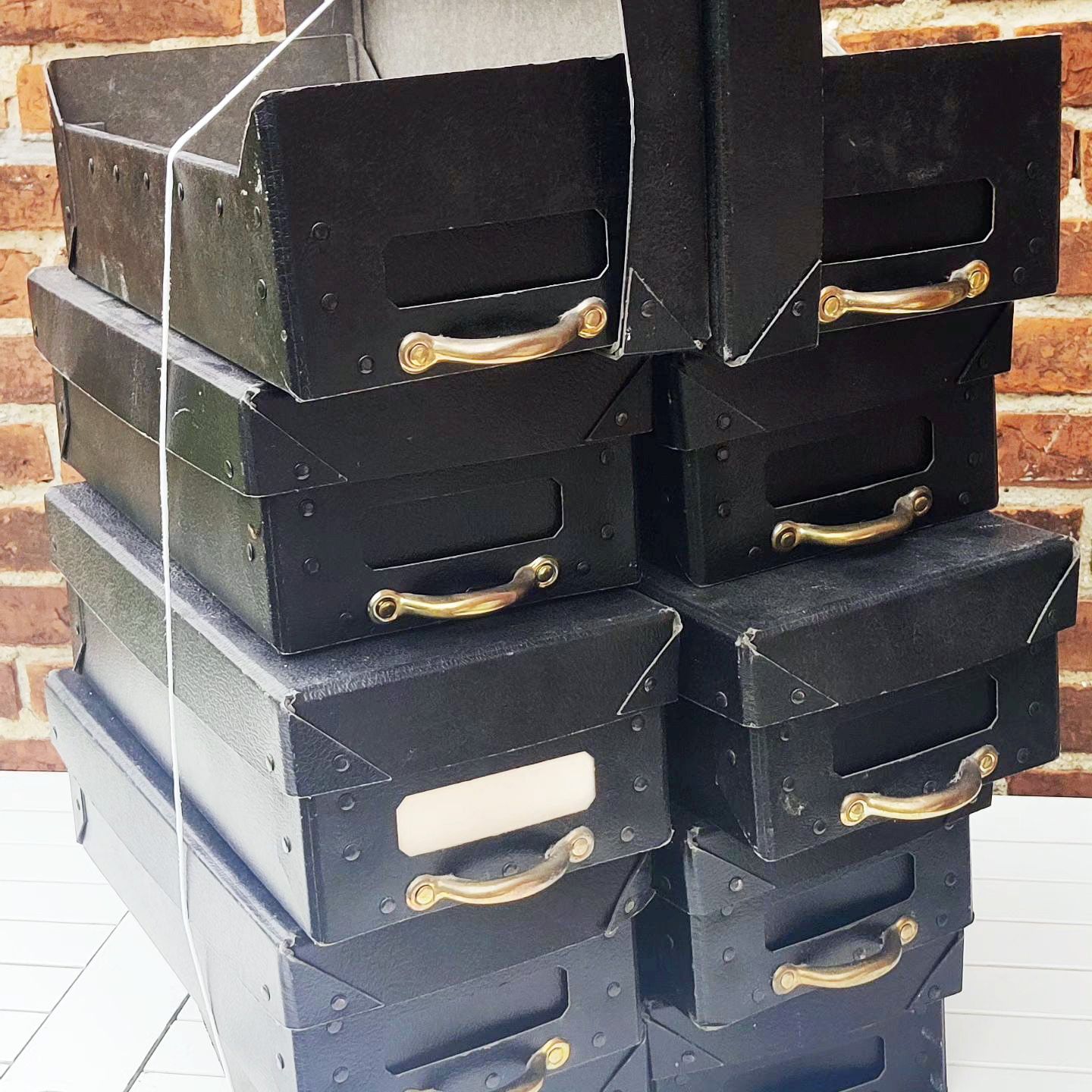 Arkivkasse. Sort med formesset jernhåndtag