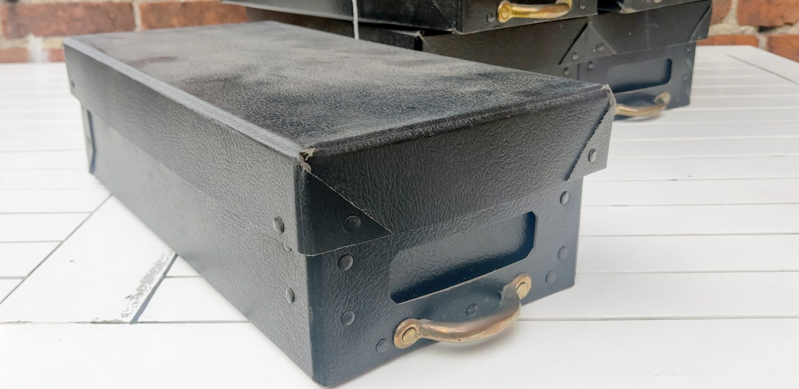 Arkivkasse. Sort med formesset jernhåndtag