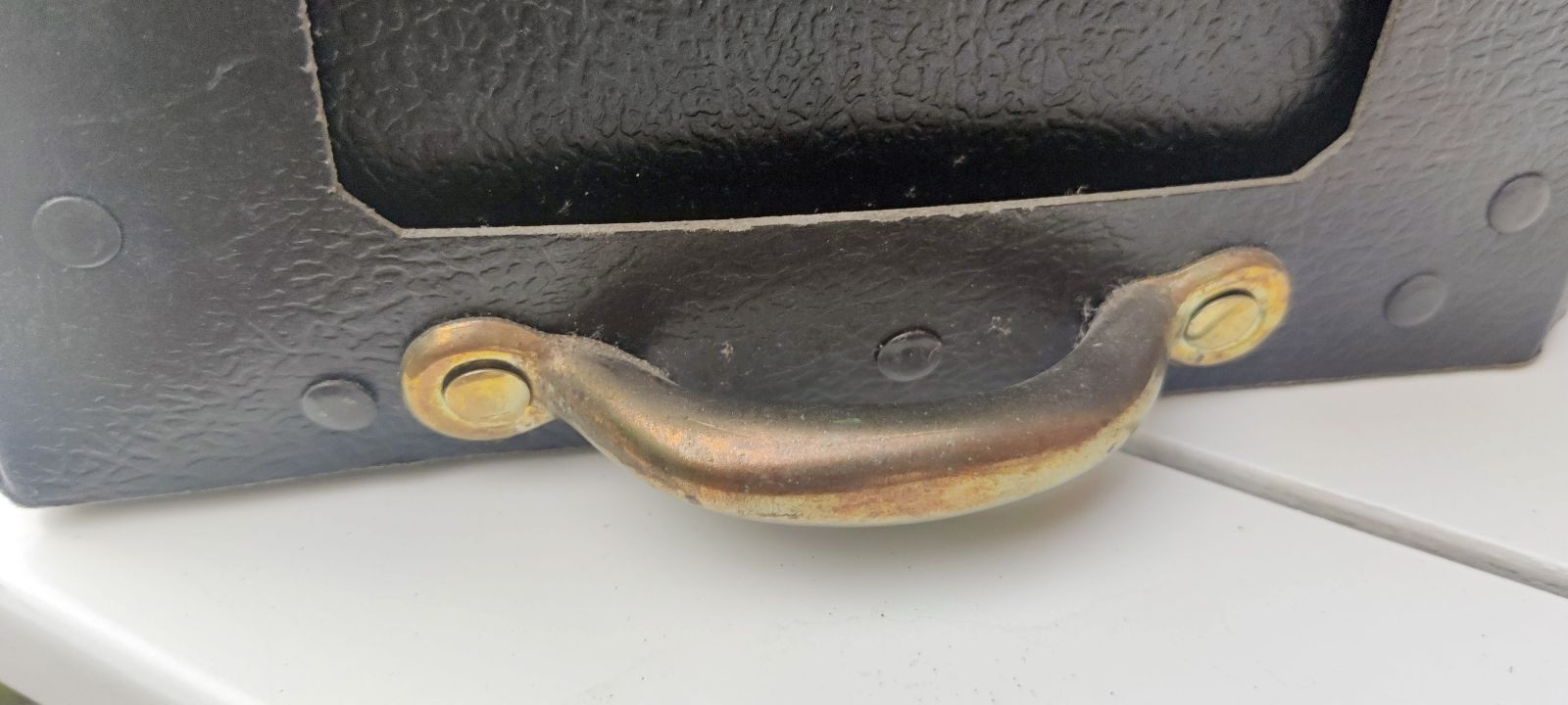 Arkivkasse. Sort med formesset jernhåndtag