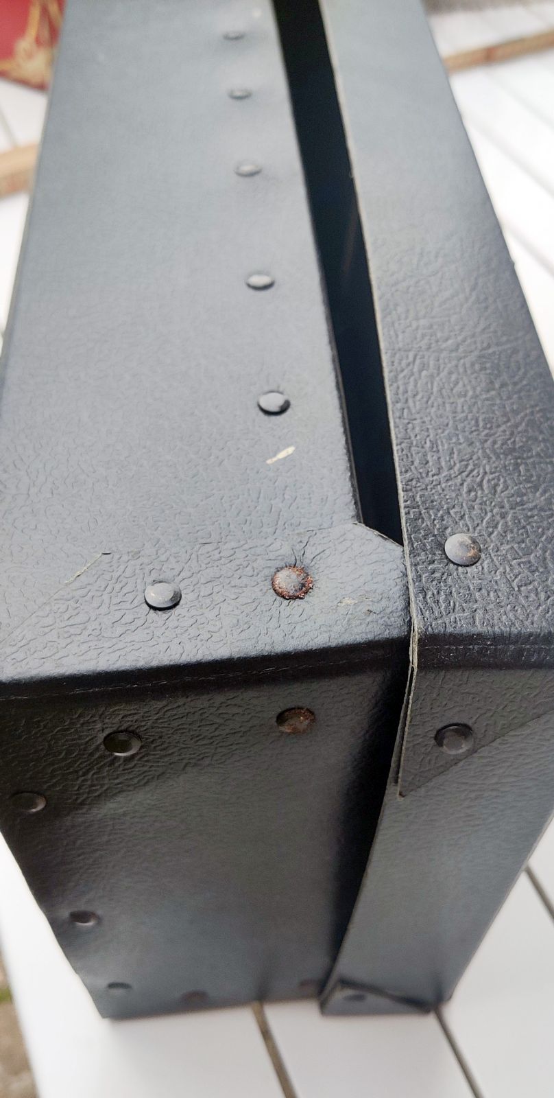 Arkivkasse. Sort med formesset jernhåndtag