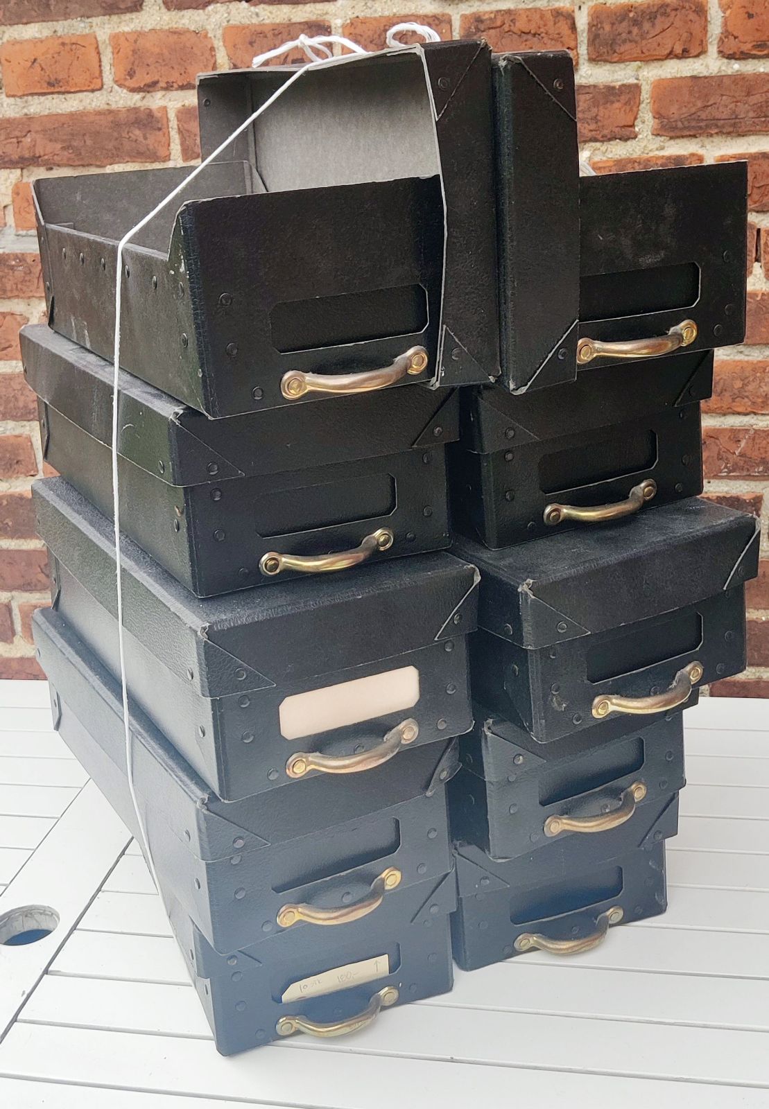 Arkivkasse. Sort med formesset jernhåndtag