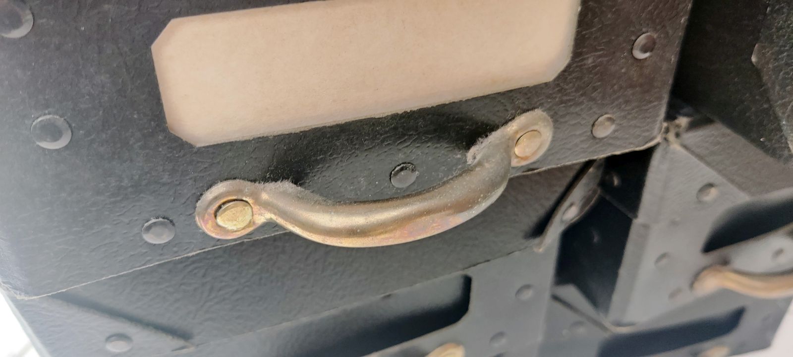 Arkivkasse. Sort med formesset jernhåndtag