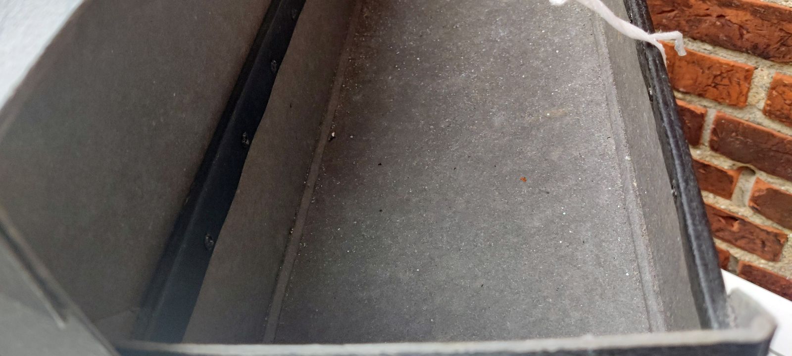 Arkivkasse. Sort med formesset jernhåndtag