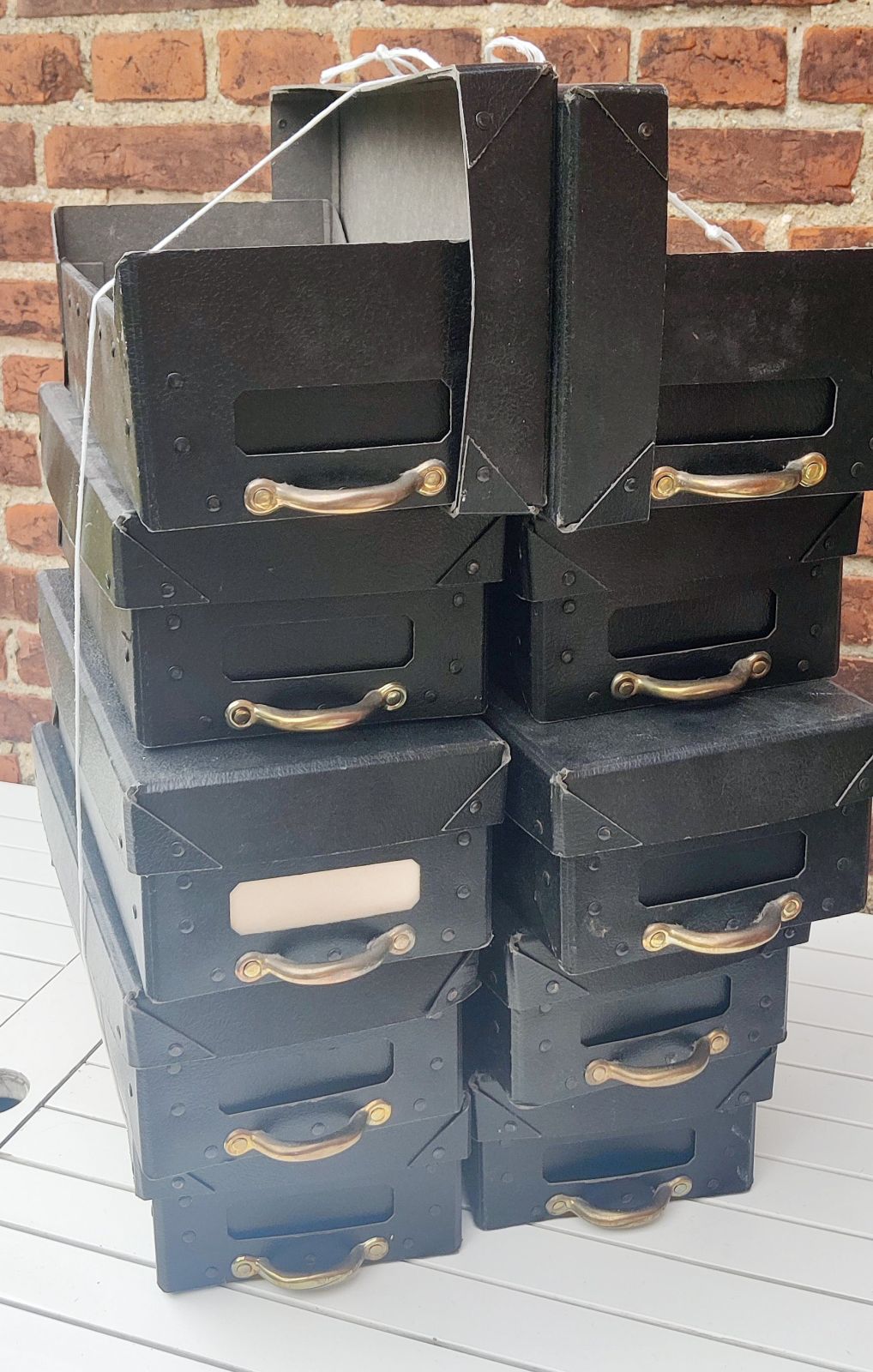 Arkivkasse. Sort med formesset jernhåndtag