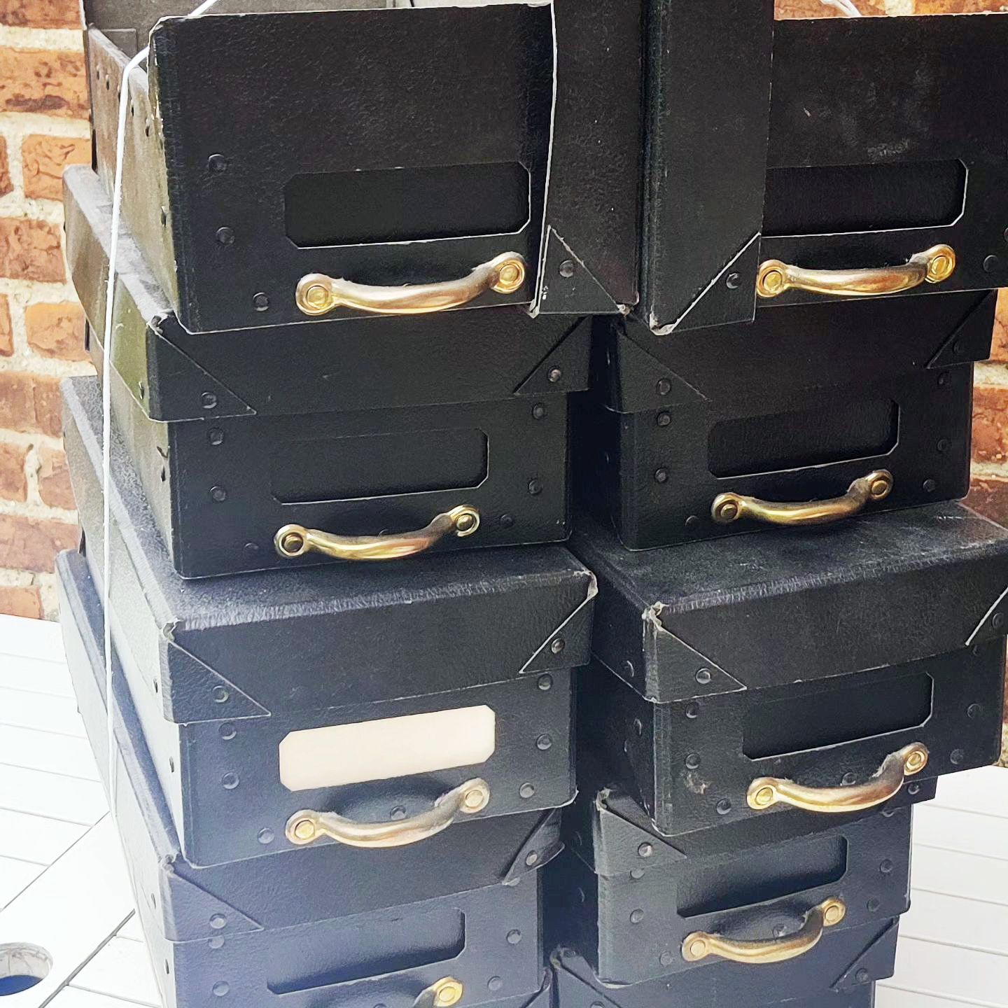 Arkivkasse. Sort med formesset jernhåndtag