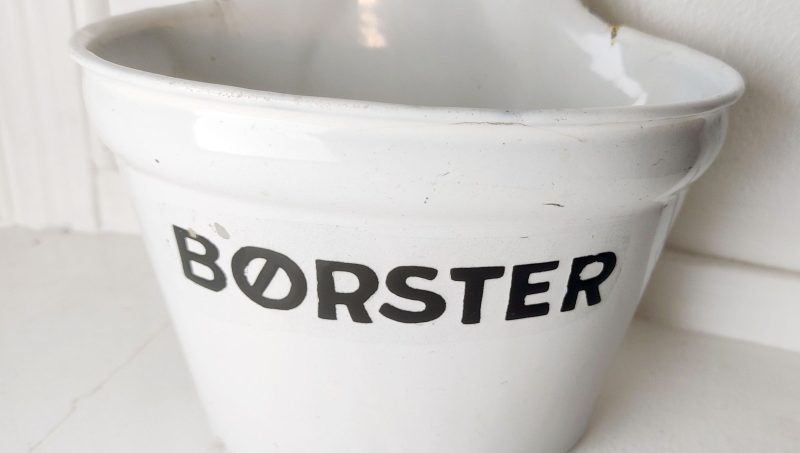Børster Emaljeret skål til ophæng. Hvid og sort