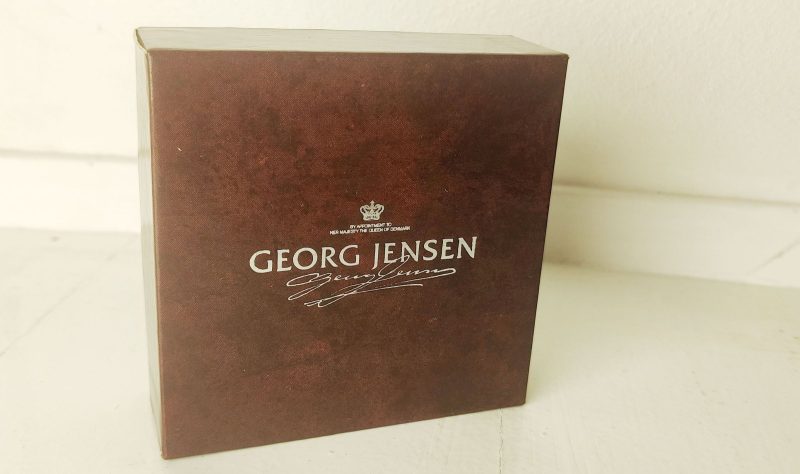 Georg Jensen papæske. Cirka 25 år gammel