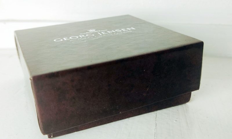 Georg Jensen papæske. Cirka 25 år gammel