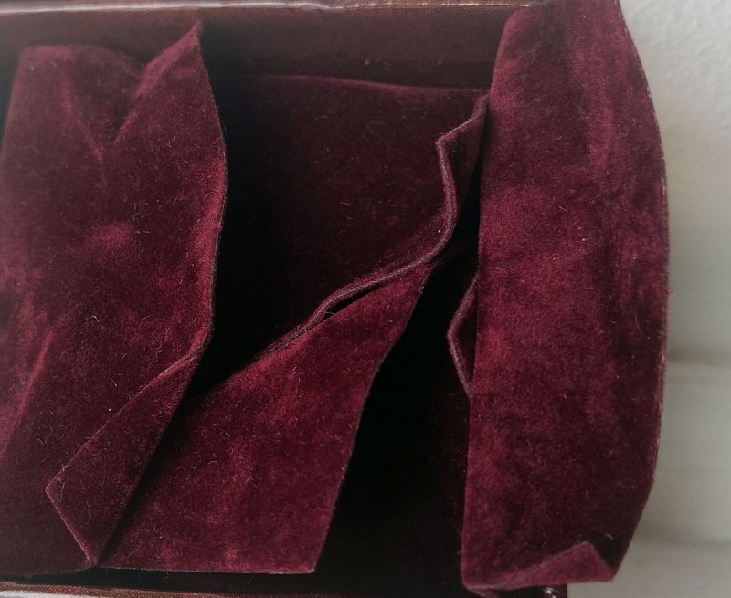 Georg Jensen papæske. Cirka 25 år gammel