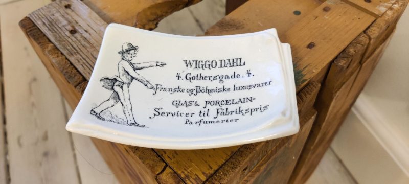 Sæbeskål i porcelæn fra Wiggodahl. Gothersgade 4. Franske og Böhmiske luxusvarer. Glas og Porcelain. Servicer til Fabrikspris. Parfumerier