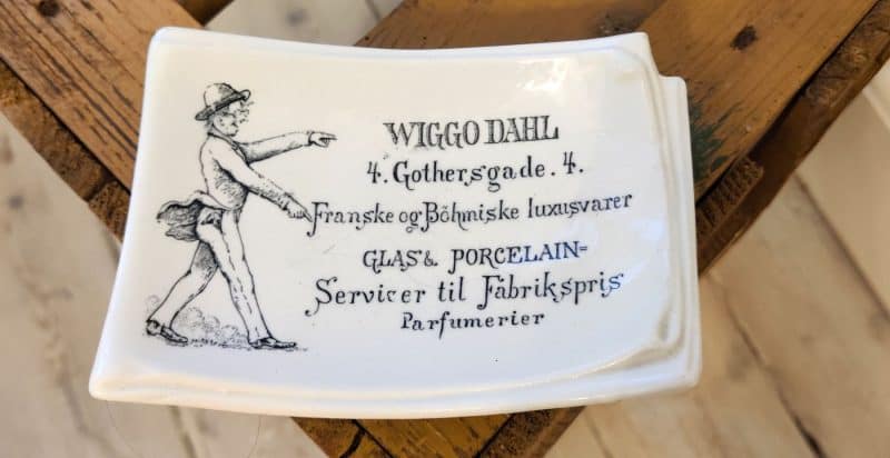 Sæbeskål i porcelæn fra Wiggodahl. Gothersgade 4. Franske og Böhmiske luxusvarer. Glas og Porcelain. Servicer til Fabrikspris. Parfumerier