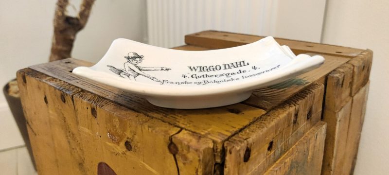 Sæbeskål i porcelæn fra Wiggodahl. Gothersgade 4. Franske og Böhmiske luxusvarer. Glas og Porcelain. Servicer til Fabrikspris. Parfumerier