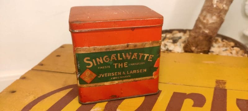Singalwatte fineste THE i handlen. Iversen & Larsen. København. Blikdåse. Thedåse