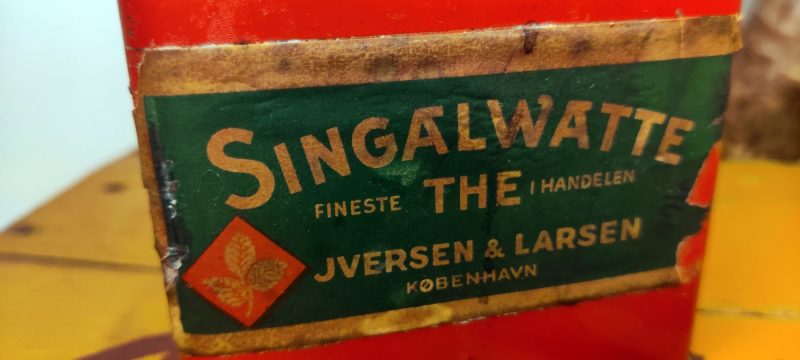 Singalwatte fineste THE i handlen. Iversen & Larsen. København. Blikdåse. Thedåse