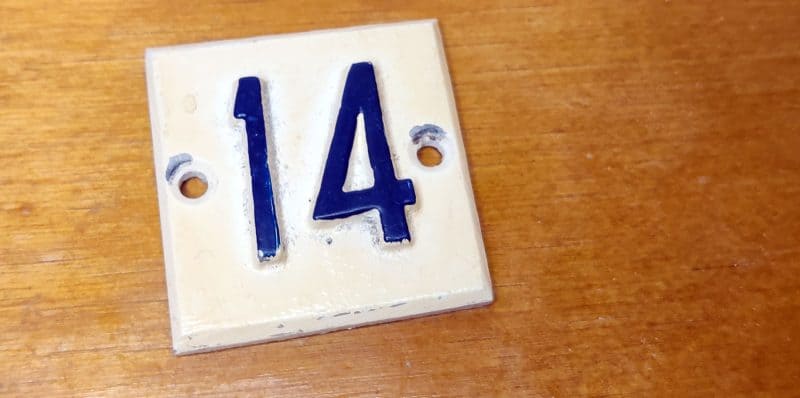 Støbt skilt. Nummer 14