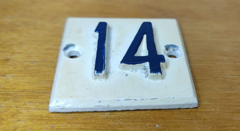Støbt skilt. Nummer 14