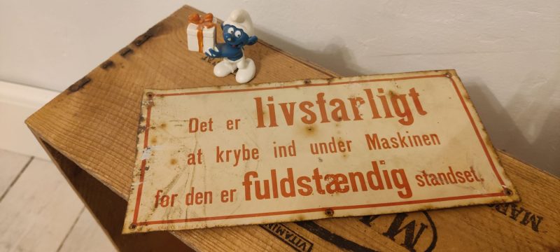 Gammelt blikskilt - Det er Livsfarligt at krybe ind under Maskinen før den er fuldstændig standset