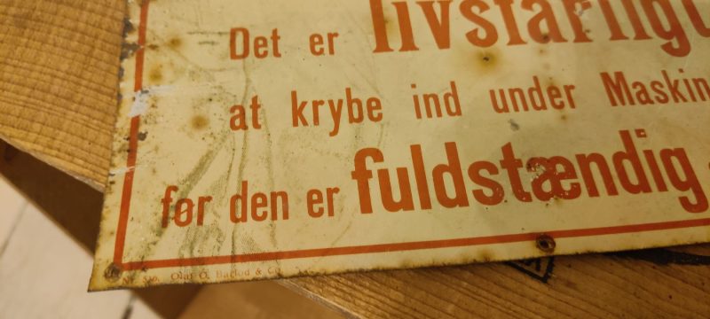 Gammelt blikskilt - Det er Livsfarligt at krybe ind under Maskinen før den er fuldstændig standset