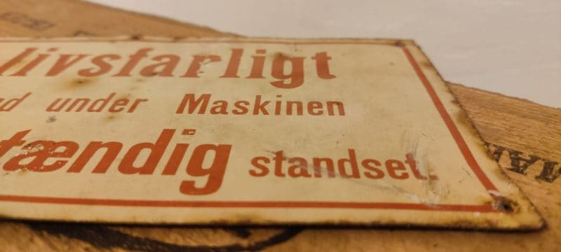 Gammelt blikskilt - Det er Livsfarligt at krybe ind under Maskinen før den er fuldstændig standset