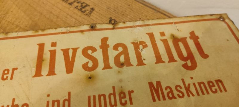 Gammelt blikskilt - Det er Livsfarligt at krybe ind under Maskinen før den er fuldstændig standset