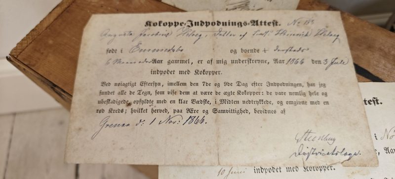 Koppe-indpodnings-attester. 3 stk. fra 1842, 1866, 1869