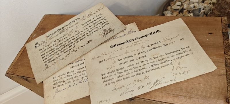 Koppe-indpodnings-attester. 3 stk. fra 1842, 1866, 1869