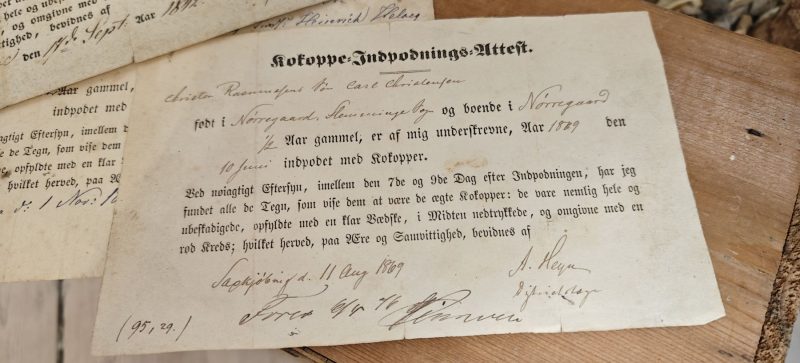 Koppe-indpodnings-attester. 3 stk. fra 1842, 1866, 1869