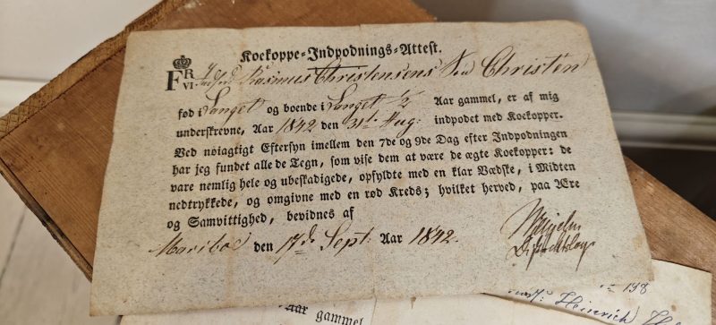 Koppe-indpodnings-attester. 3 stk. fra 1842, 1866, 1869
