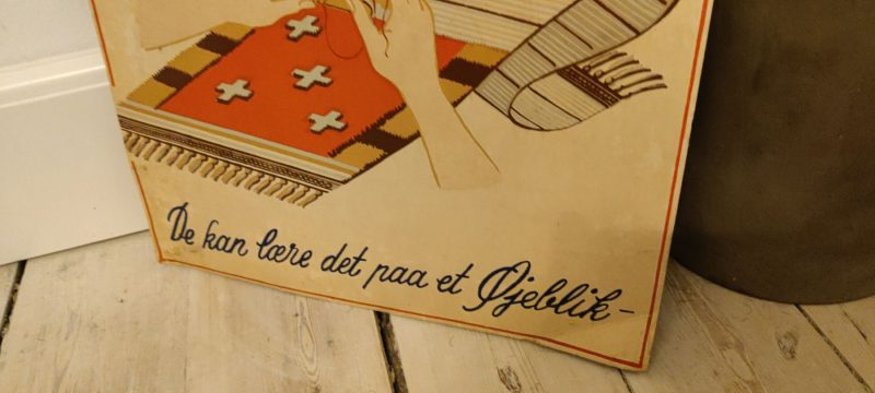 Papskilt. Reklame for Sesam Rya Tæpper - Knyt selv - et tæppe som kan holde i en menneskealder. Det kan lære det paa et Øjeblik