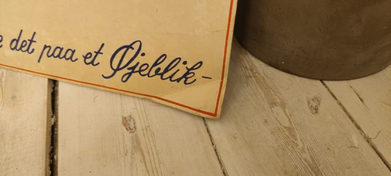 Papskilt. Reklame for Sesam Rya Tæpper - Knyt selv - et tæppe som kan holde i en menneskealder. Det kan lære det paa et Øjeblik