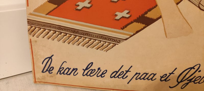 Papskilt. Reklame for Sesam Rya Tæpper - Knyt selv - et tæppe som kan holde i en menneskealder. Det kan lære det paa et Øjeblik