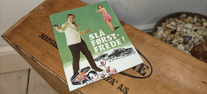 Slap af Frede. Folder med lystspillet fortalt helt kort