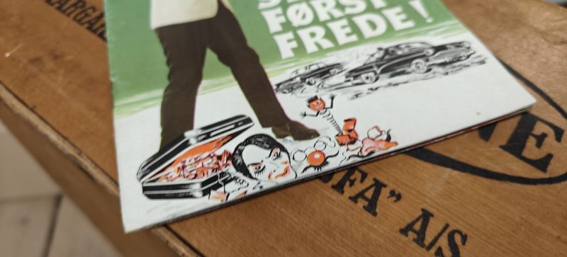 Slap af Frede. Folder med lystspillet fortalt helt kort
