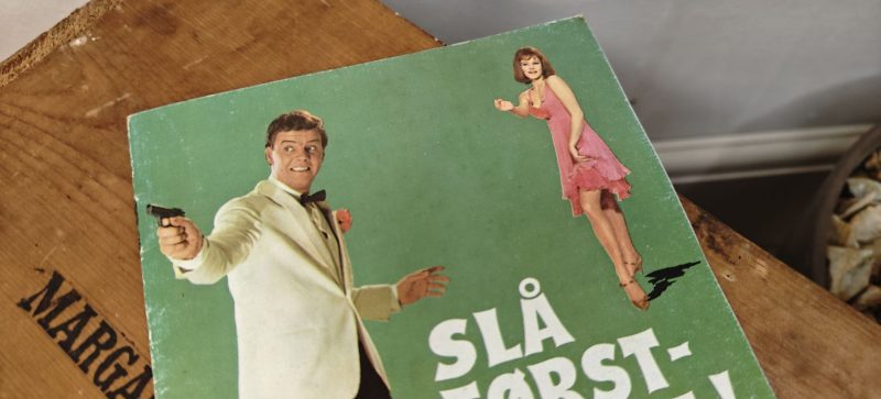 Slap af Frede. Folder med lystspillet fortalt helt kort