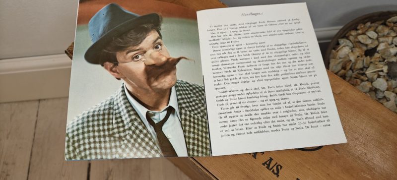 Slap af Frede. Folder med lystspillet fortalt helt kort